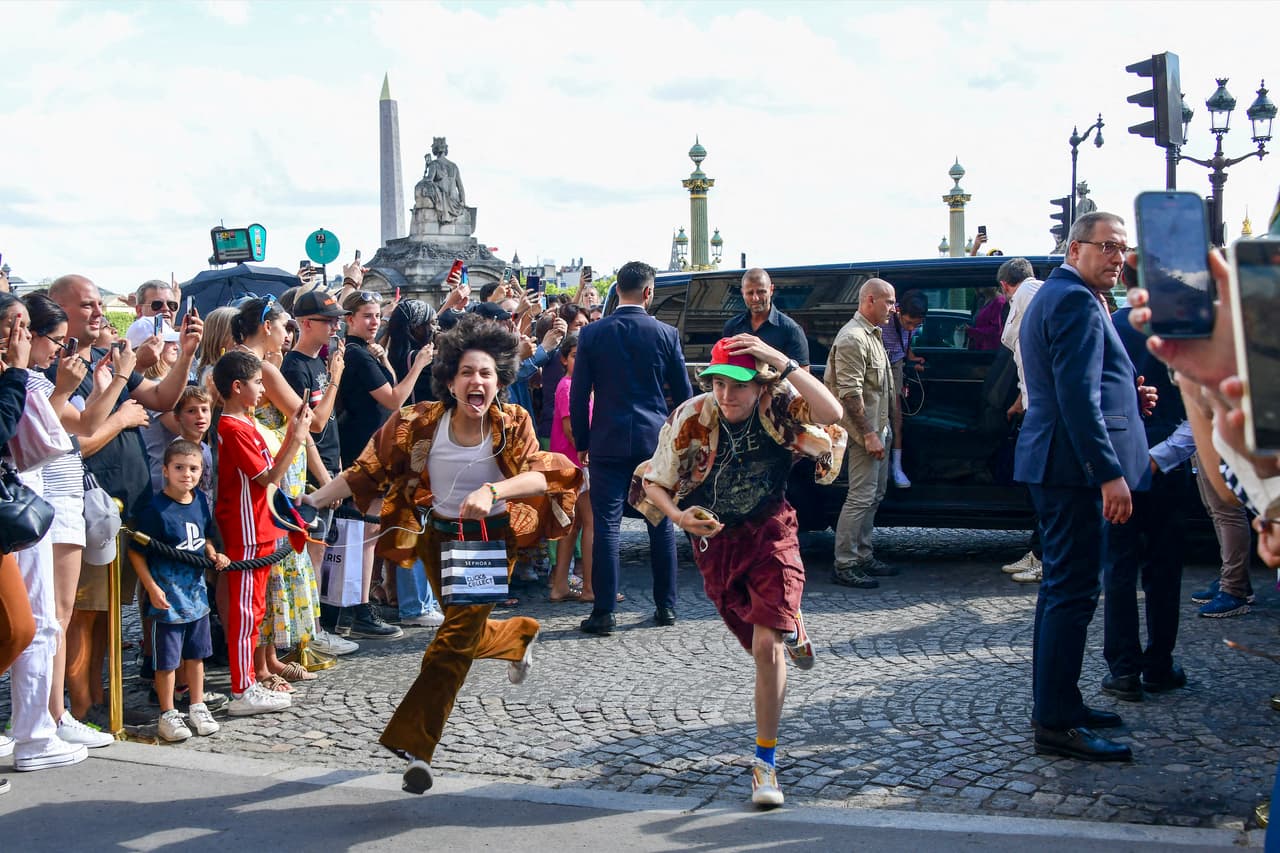 Las dos fueron captadas mientras fueron de compras con el recién matrimonio. 
<br>