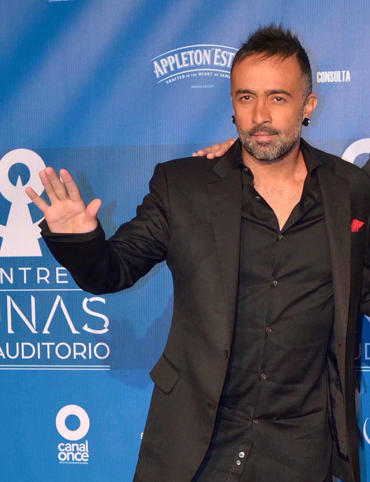 En septiembre de 2010, a través de su cuenta en Twitter, Belinda admitió públicamente que ella y Mario Domm se estaban conociendo, aunque su relación no trascendió.