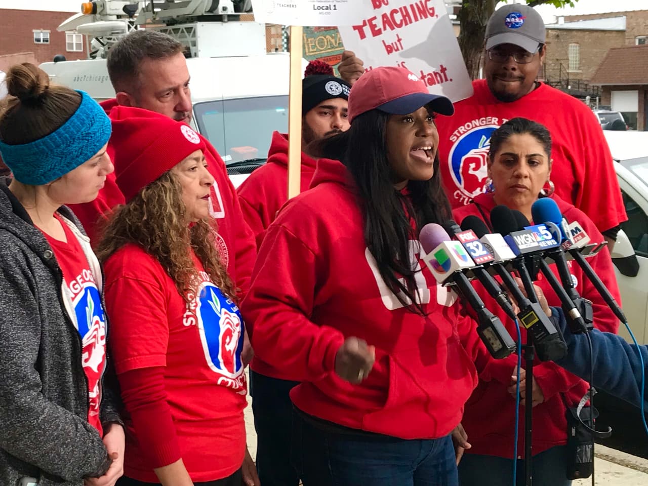Manifestantes se quejan del reducido número de personal y reclaman que no hay apoyo a estudiantes.