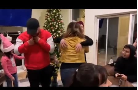 El pasado 30 de diciembre, Chiquis le jugó una broma a su familia al regalarles una prueba de embarazo que supuestamente se había tomado anunciando que ella y Lorenzo estaban en espera de su primer hijo.