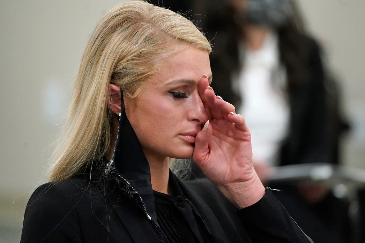 Paris Hilton se limpia los ojos después de hablar en una audiencia del comité en el Capitolio del Estado de Utah, el 8 de febrero de 2021, en Salt Lake City. Los legisladores de Utah aprobaron normas que regulan los centros de tratamiento para adolescentes con problemas, semanas después de que Hilton diera un emotivo testimonio en apoyo del proyecto de ley.
