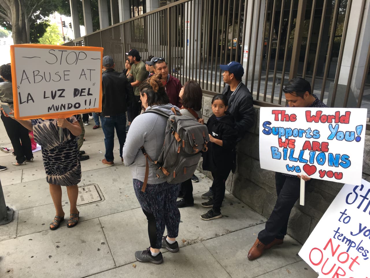 Eliezer Gutiérrez, vocero de La Luz del Mundo, dijo a Univision Noticias que la congregación respeta el derecho de estas personas a manifestarse y subraya que siguen confiando en la inocencia de su máximo líder. “Lo harán en el ejercicio de sus libertades”, dijo el portavoz, recalcando que el caso “se tiene que litigar en la corte, no en los medios”.