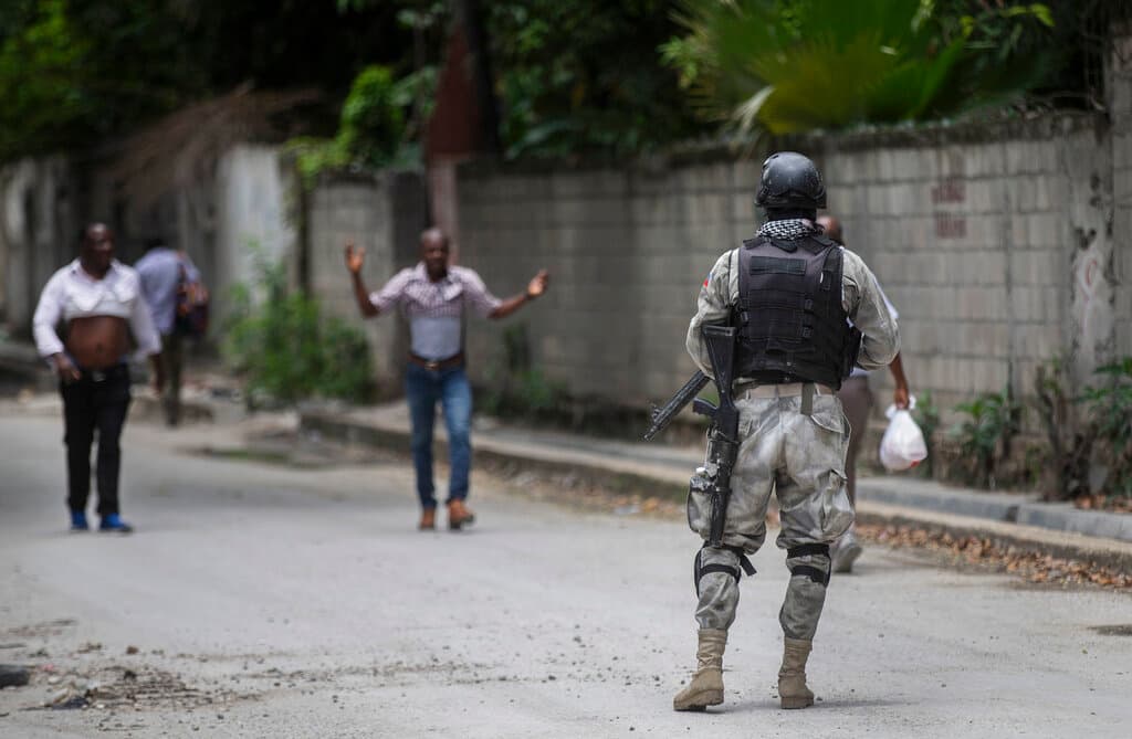 Un agente de policía vigila una calle durante una operación antipandillas el jueves 28 de abril de 2022, en Croix-des-Missions, al norte de Puerto Príncipe, Haití. (AP Foto/Odelyn Joseph)