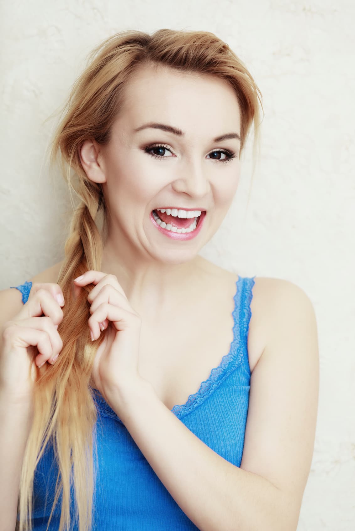 Para la trenza tradicional solo debes dividir el pelo en tres secciones iguales. Toma el mechón de la sección izquierda y pásalo por encima de la derecha y repite el procedimiento hasta que llegues a la punta.