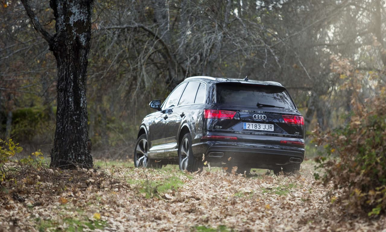 La versión de la 
<b>Q7</b> que llegó a los jugadores del Barcelona trae una 
<b>transmisión tiptronic</b>, y entre otros detalles logró reducir su peso en casi 325 kilos a raíz de nuevas suspensiones y un chasis de cinco brazos.