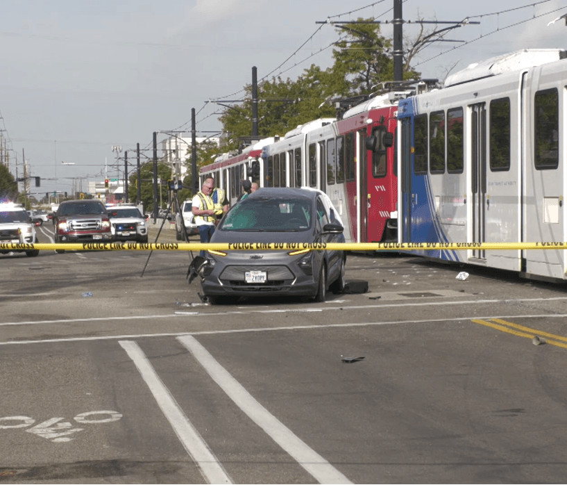 El pasajero del auto murió en el lugar, el conductor sufrió heridas menores.
