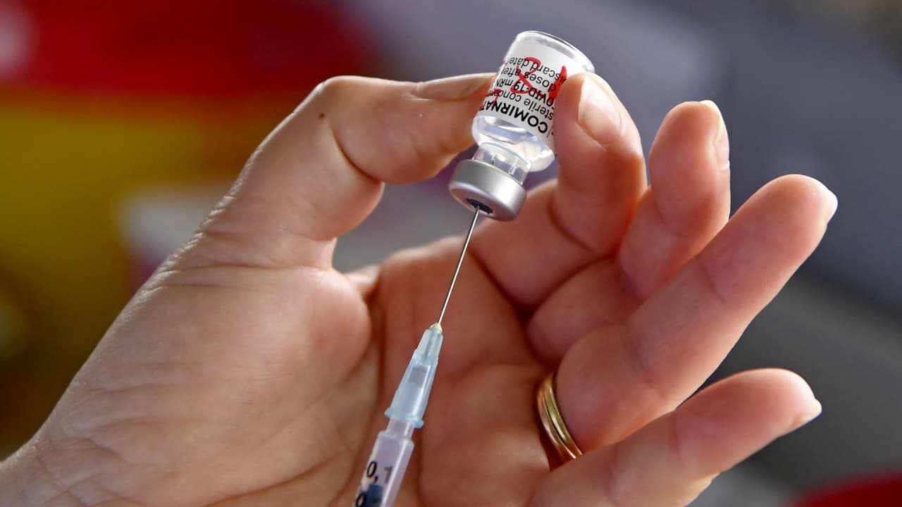 La Administración de Medicamentos y Alimentos o Administración de Alimentos y Medicamentos (FDA) podría autorizar la vacunación de la población en este rango de edades en EEUU, aumentado así la cantidad de personas inmunizadas en el país para continuar la lucha contra el 
<a href="https://www.univision.com/temas/coronavirus">coronavirus</a>.