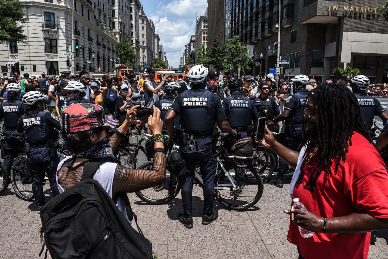 Aunque en la manifestación del sábado se vivieron varios momentos de tensión, el encuentro terminó de forma bastante pacífica y sin mayores incidentes. En la tarde, varios activistas de ambos bandos se enfrentaron en bares y lugares públicos de la zona, sin que se reportasen agresiones físicas.