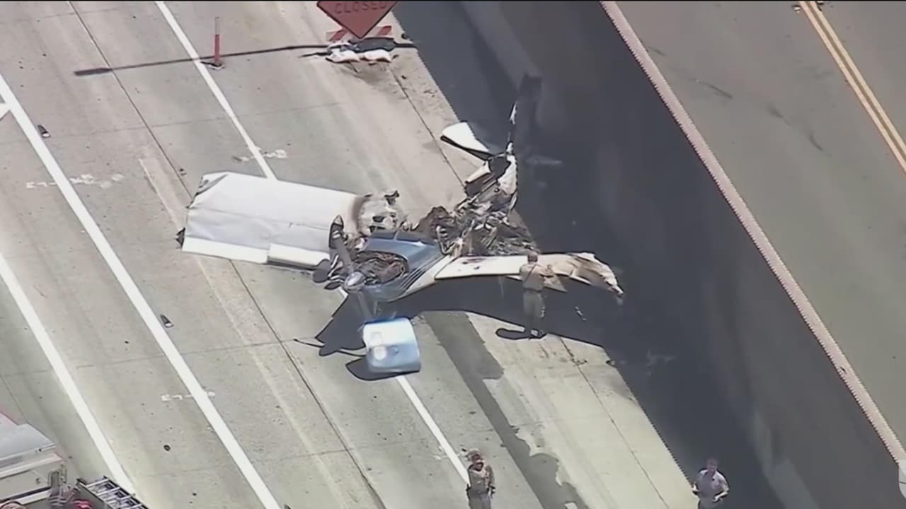 <b>Mira tambien: </b>Varias cámaras captaron el momento cuando una avioneta hizo un aterrizaje forzoso en una carretera de Corona, California, hecho que por fortuna no dejó víctimas mortales. Según voceros de la Patrulla de Caminos, el piloto indicó que se presentó una falla en el motor de la aeronave, lo que generó la emergencia. Uno de los testigos del hecho relató lo sucedido y exaltó la labor del conductor para evitar una tragedia mayor. 
<b>Más información en <a href="https://www.univision.com/noticias" target="_blank">Univision Noticias</a></b>.
<a target="_blank" href="https://www.univision.com/noticias"> </a>
<br>