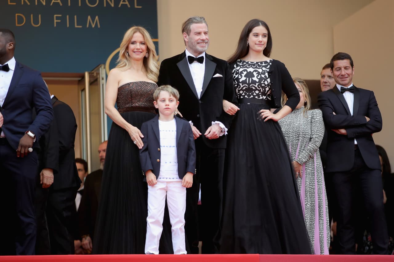 En 2018 se le vio con una caballera abundante en tono castaño claro. Aquí John Travolta con su familia, durante la edición 72 del Festival de Cine de Cannes.
