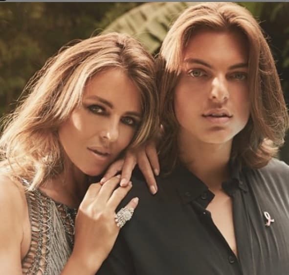 En la instántanea se les puede ver con la cabellera suelta y sus rasgos 
<b>lucen muy similares</b>.