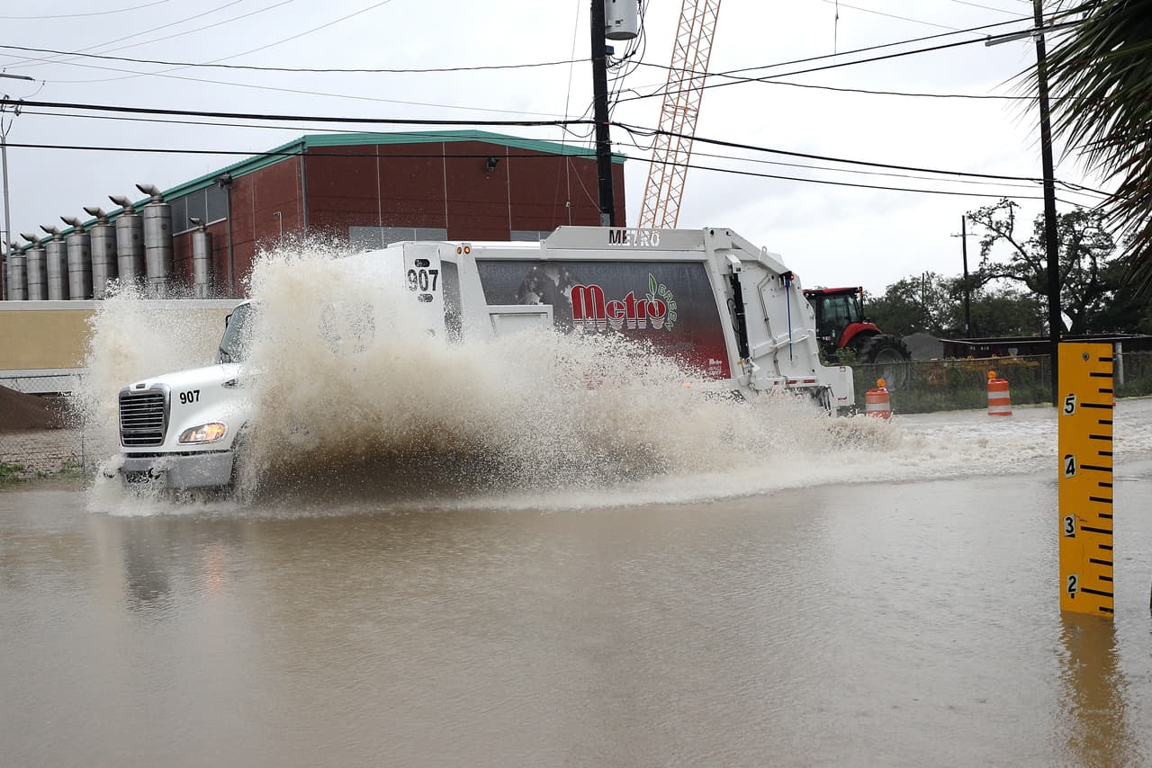 Según el estudio de la ciudad de New orleans, titulado: Our Land and Water: A Regional Approach to Adaptation, Louisiana es uno de los estados más propensos a las inundaciones, debido al aumento del nivel del mar, hundimiento de la masa de tierra y la naturaleza propensa a las inundaciones de los ríos Mississippi y Atchafalaya. 
<br>
<br>En mayo, New Orleans, lanzó un plan de $ 40 mil millones llamado LA SAFE para construir diques necesarios, restaurar las costas y, si es necesario, reubicar comunidades enteras en riesgo de inundaciones.
