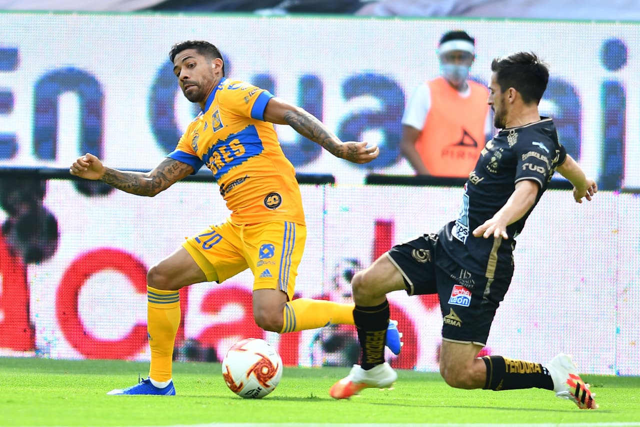 El partido empieza y las dos fieras salen a buscar la posesión del balón.