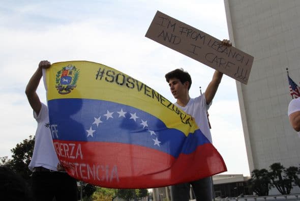 Pese a las distancias y tráfico característico de Los Ángeles, cientos de Venezolanos se unieron a la campaña mundial #SOSVenezuela para apoyar a todo el pueblo venezolano tras 10 días de protestas continuas en dicho país. A la manifestación se unieron guatemaltecos, peruanos, brasileños, libaneses, americanos y muchas otras nacionalidades que hacen vida en la Cosmopolita ciudad del oeste del país. Consignas, cantos y la familiaridad característica venezolana recibieron apoyo de los transeúntes en los alrededores del edificio Federal ubicado en la avenida Wilshire.