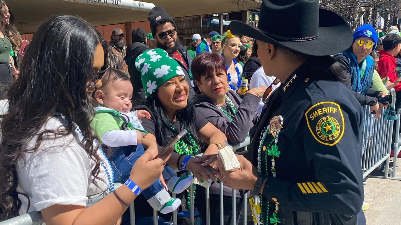 Oficiales de la Oficina del Sheriff del Condado Dallas también
<b>participaron en el desfile</b> y se acercaron a fotografiarse con los asistentes.