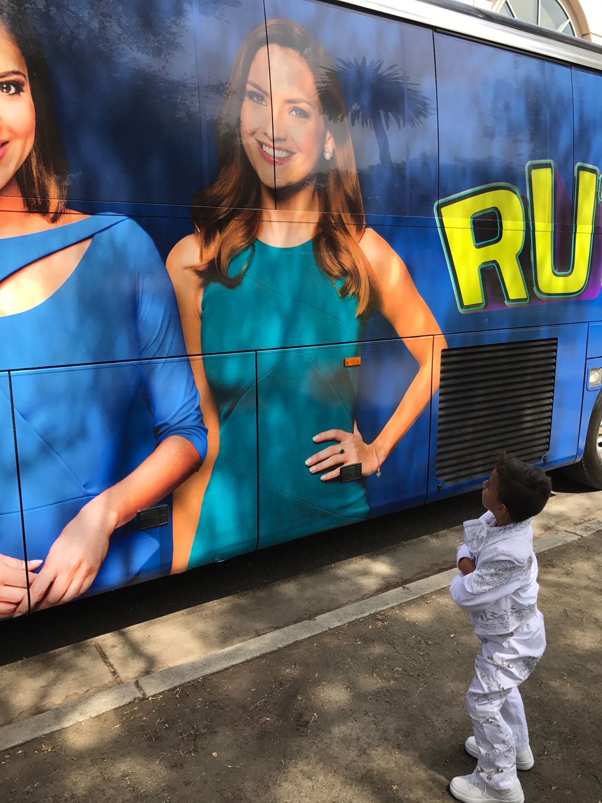Marlon observando nuestro autobús de la Ruta.