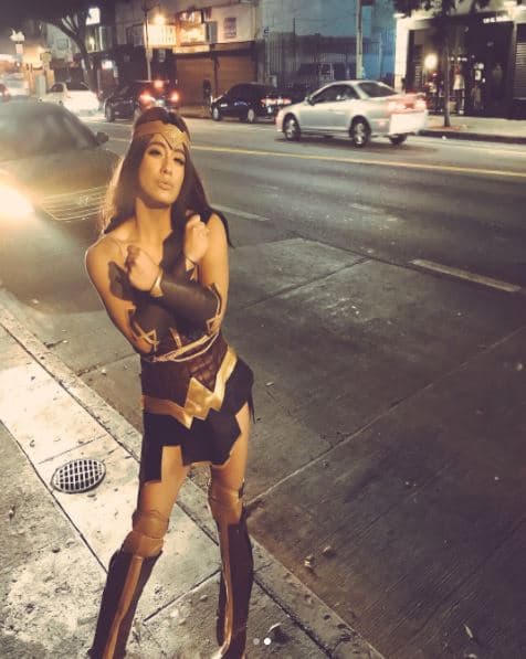 “Porque no busco ser nadie más”, escribió la cantante en sus redes sociales, mientras presumía su atuendo.