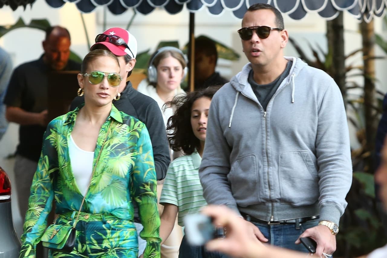 Su outfit incluyó un bolso mini, diseñado bajo el mismo estilo 'jungle'.