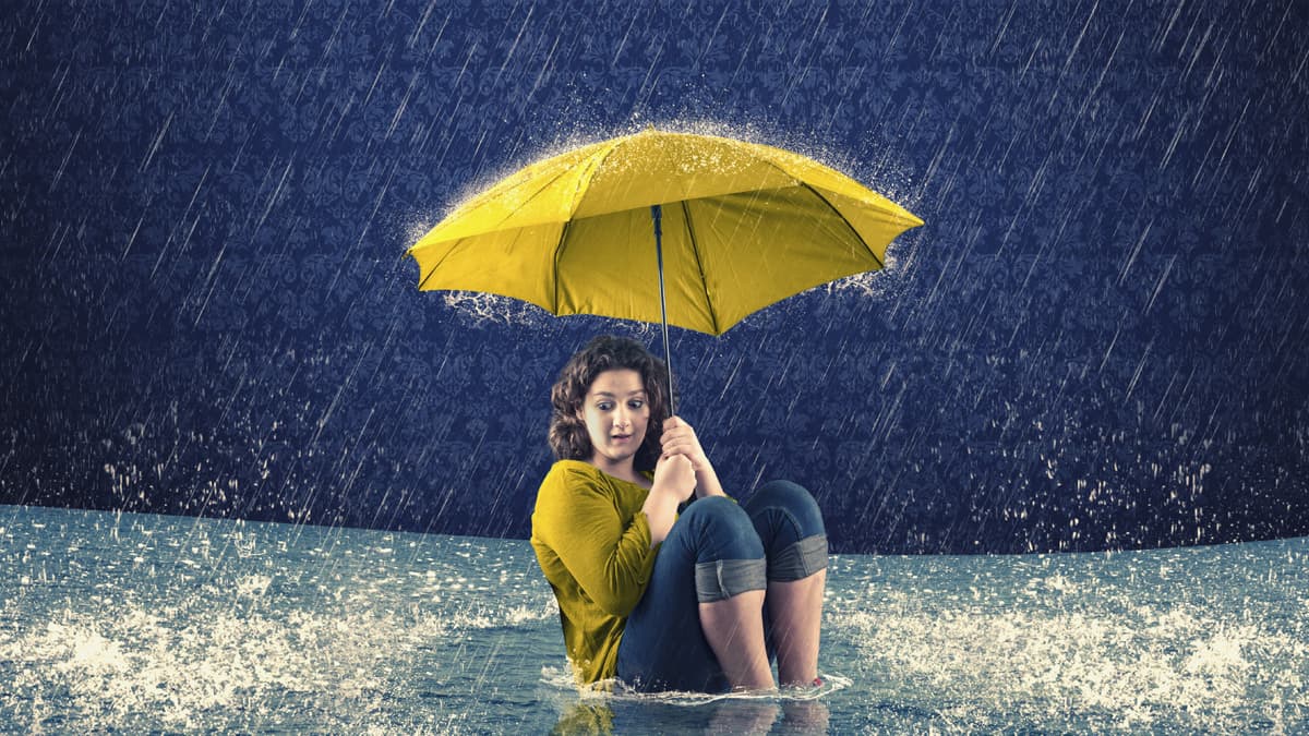 Existen sueños que te inquietan más que otros, y en el mundo onírico soñar con agua pertenece a ese grupo. Y es que el agua paradójicamente en muchas culturas significa sanación, pero en otras este elemento es considerado de peligro. 
<br>