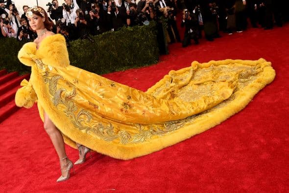 Rihanna se tomó muy en serio la temática y llegó a la alfombra roja como todo un dragón chino.