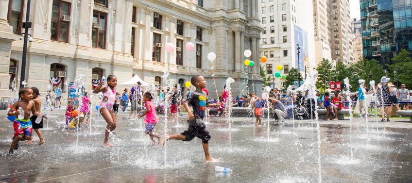 <b>Si estás cerca: Center City| </b>Echa un vistazo a: Dilworth Park, en el lado oeste de Market y City Hall.
<br>
<b>El agua</b>: Una gran parte del espacio de la plaza justo en frente del Ayuntamiento está cubierta de chorros que brotan del suelo. El entorno justo en frente del Ayuntamiento lo hace más fresco, y también hay una cafetería allí mismo, con sándwiches, bocadillos y un bar (para ti) después de las 5 p.m. entre semana y todo el día los fines de semana.
<br>
<br>
<b>El horario</b>: el distrito del centro de la ciudad dice que la mayoría de los días encienden las fuentes alrededor de las 10 a.m. y las mantienen abiertas hasta las 8 p.m.
<br>
<br>
<b>Sugerencia</b>: hay muchos eventos durante la semana en Dilworth. ¡Planee venir cuando ofrezcan música en vivo durante el almuerzo para crear un ambiente extra!