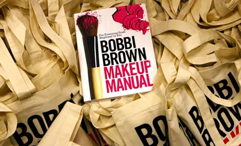 La experta maquillista tiene bajo el brazo ocho
<a href="http://www.bobbibrowncosmetics.com/products/14435/Makeup/Books">libros de belleza</a> y de estilo de vida. Además tiene una colección de lentes que lanzó en 2013, con la que promueve que las mujeres se sientan hermosas tras sus gafas. Con sus lentes les enseña a las mujeres que armazones son los que les quedan mejor según la forma de su rostro, tono de piel y estilo. “El secreto de la belleza es simple: se quien eres”, afirma Brown.
<br>