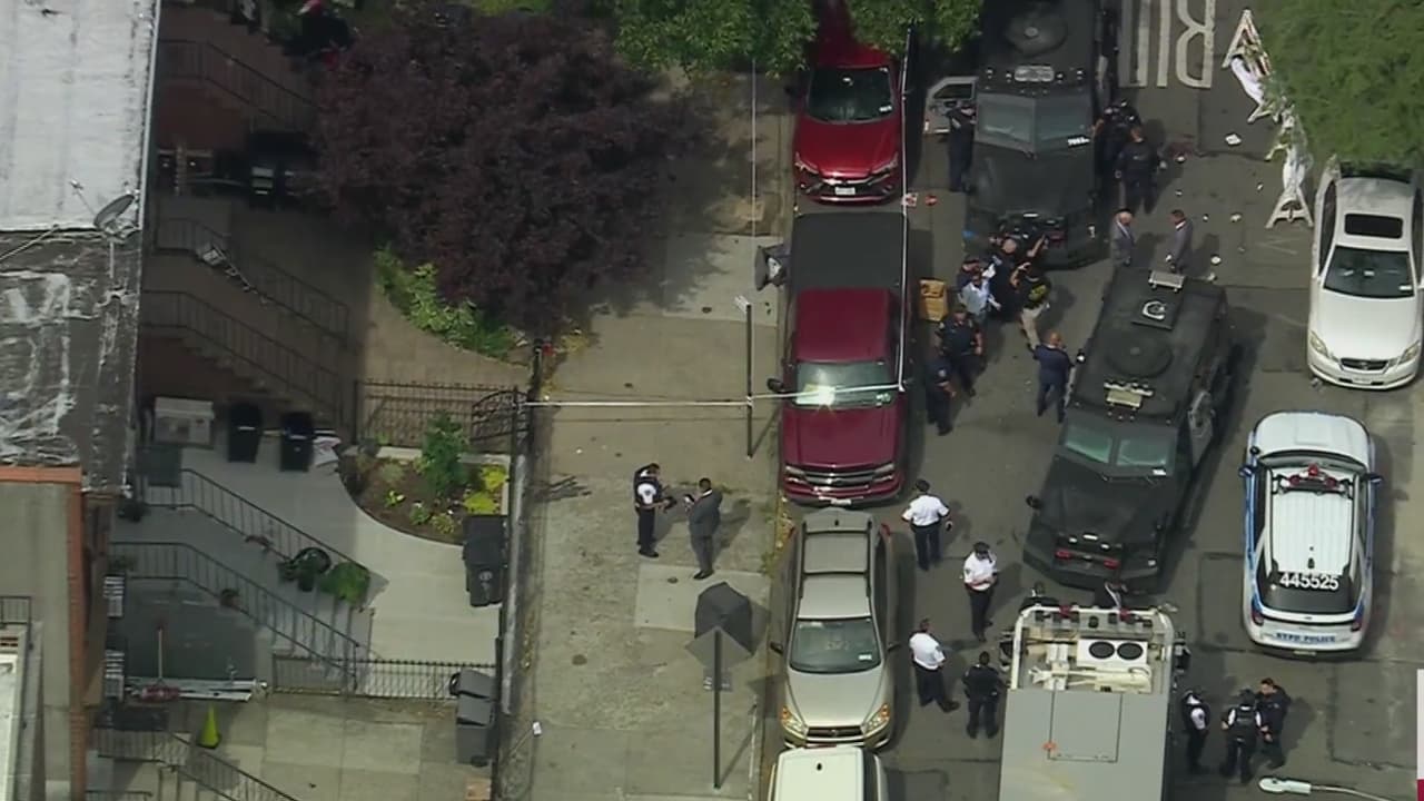 Agente del NYPD resulta herido tras enfrentamiento con un atrincherado en Brooklyn