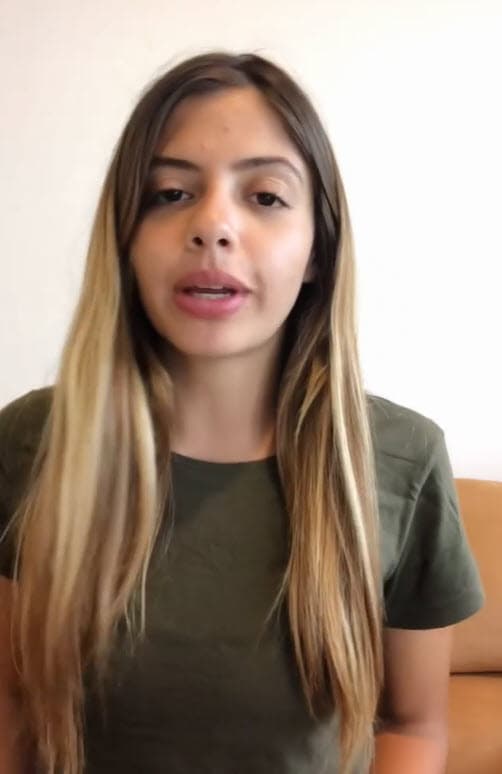 "Había unas camionetas afuera de mi casa y de mi negocio tomando fotos con unos (hombres) trajeados grandísimos y unas señoras tomando fotos".
<br>