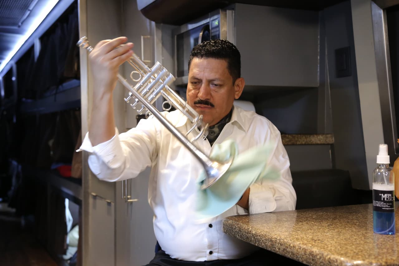 Una vez el bus llega a su destino final, la acción comienza para los integrantes de El Recodo, quienes empiezan a ensayar los instrumentos y a ultimar cada detalle para subir al escenario y complacer al público.