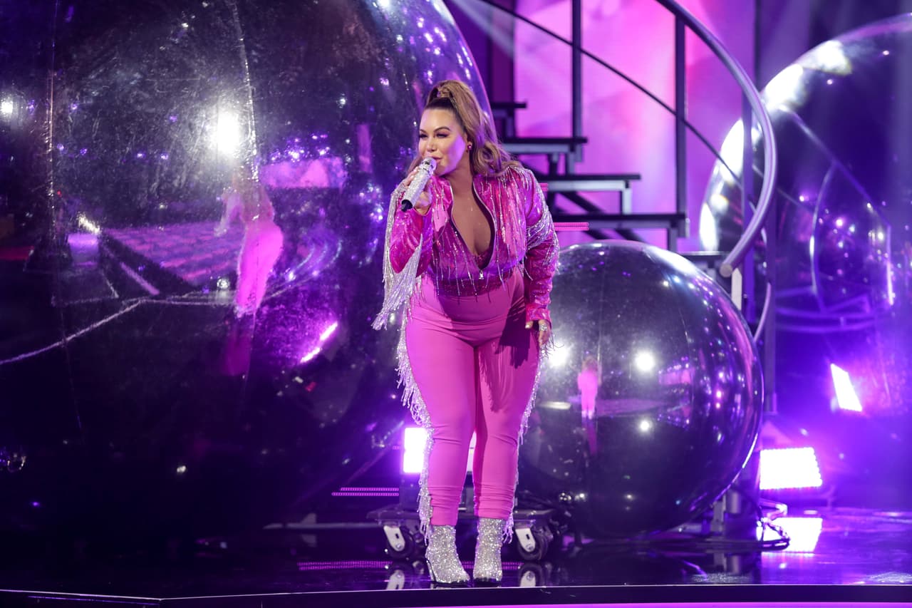 Unas botas llenas de brillantes y plateadas hicieron el contraste, junto con los flecos que salían de las mangas del traje.