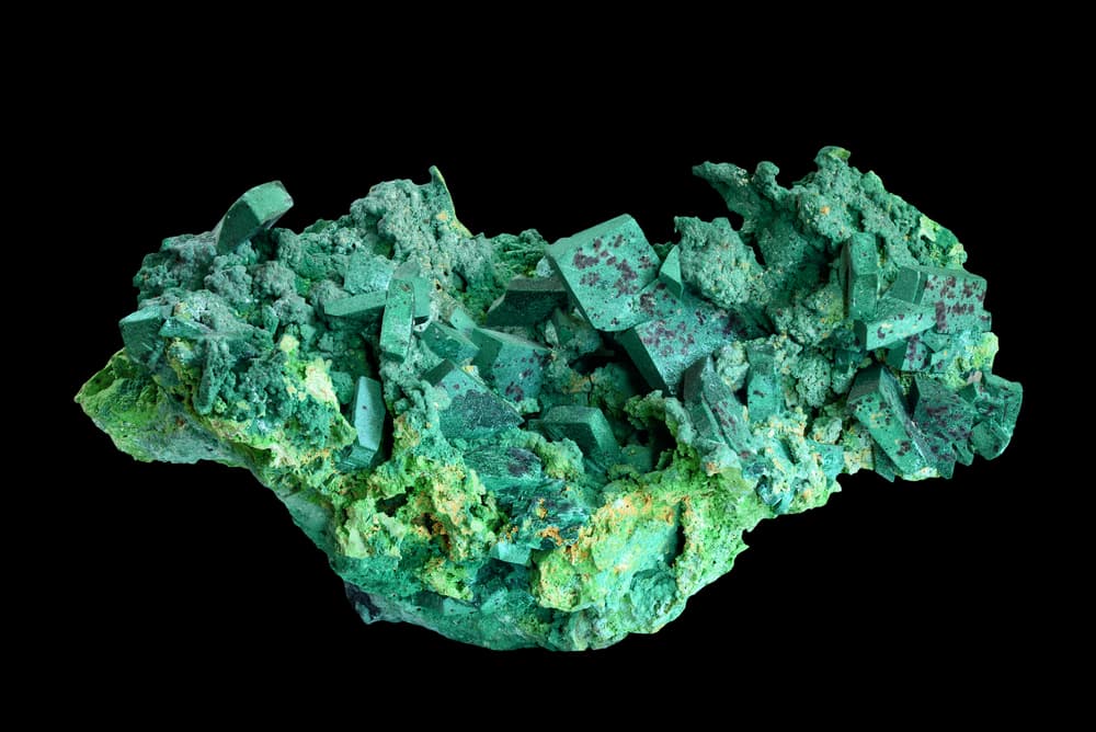 Mentalmente, la malaquita te ayuda a ir al centro de un problema aumentando tus poderes de intuición y comprensión. Fortalece la capacidad de absorber y procesar la información para entonces buscar la mejor solución posible.