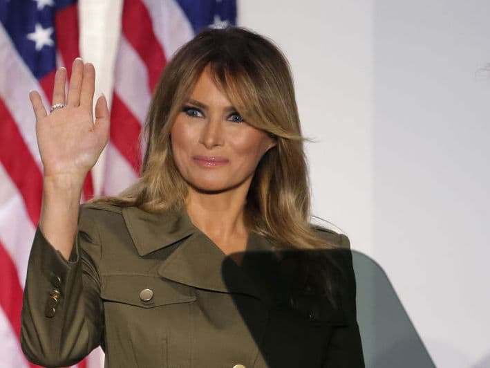 Melania Trump reconoce dolor de víctimas del covid-19 en un discurso conciliador dirigido a familias de clase trabajadora