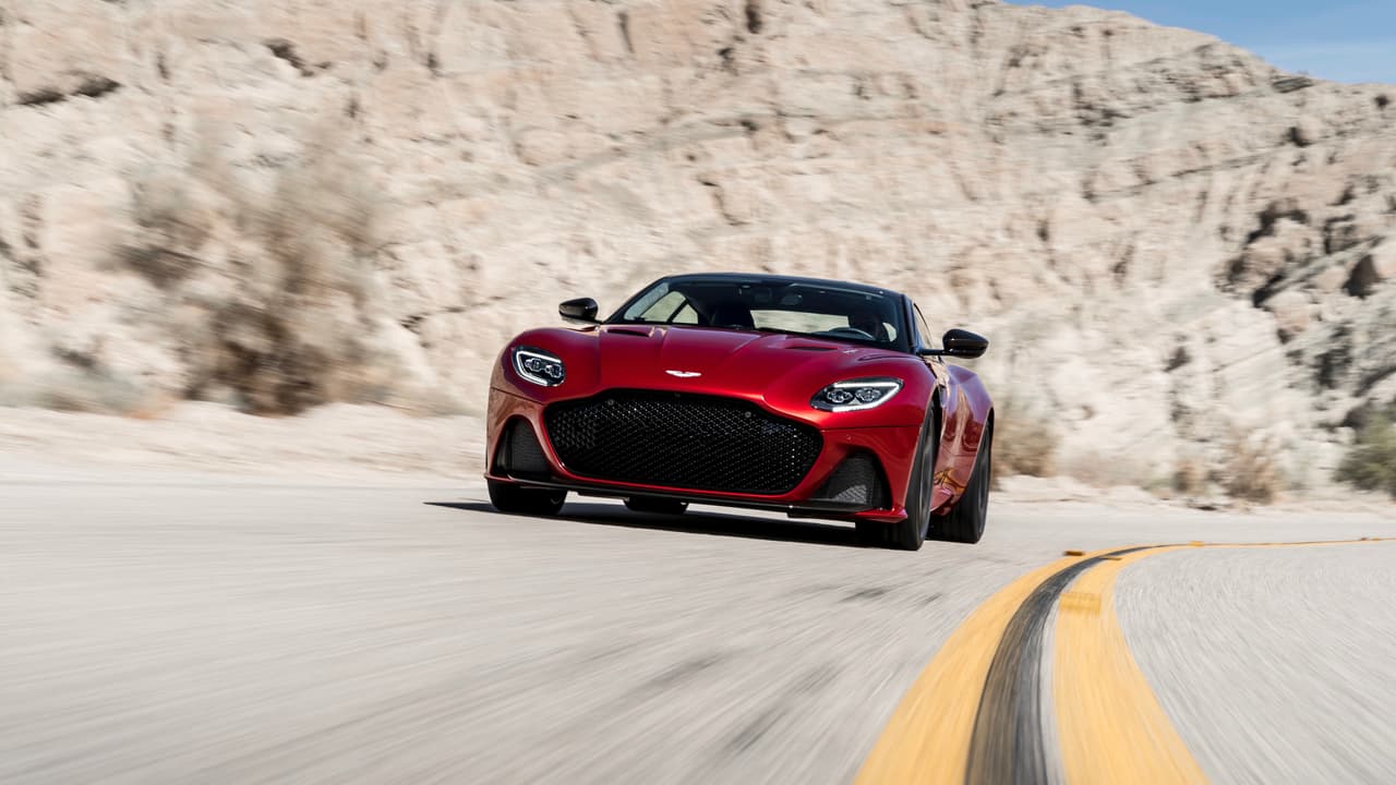 El Aston Martin DBS Superleggera 2019 no utiliza el método de construcción Superleggera original patentado por Touring, pero su estructura cubierta de paneles de fibra de carbono hermosamente esculpidos, es lo suficientemente liviana como para usar el histórico nombre sin dar excusas ni pedir perdón.