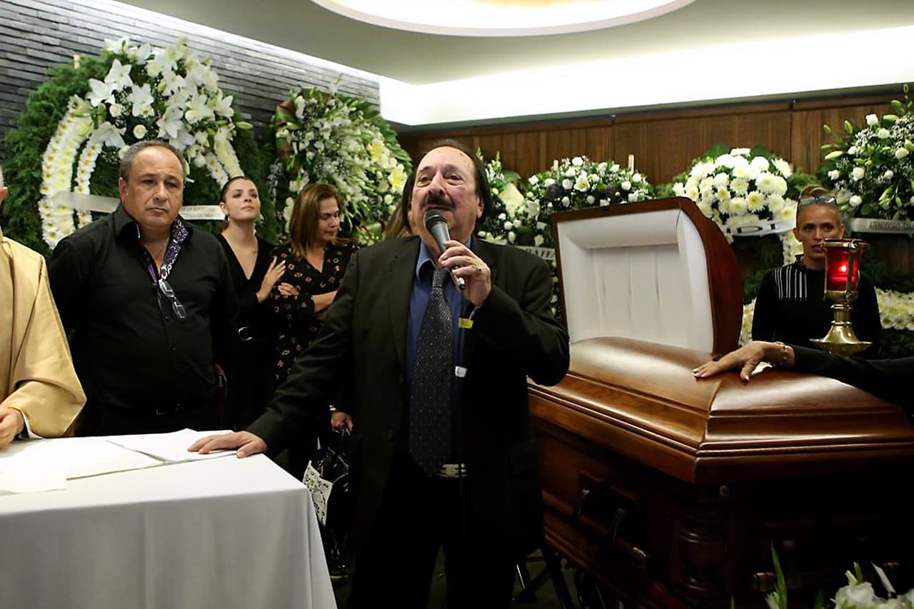 El 28 de junio Gualberto Castro fue despedido por sus familiares y amigos en un emotivo funeral. Sin embargo, uno de los asistentes tomó fotografías del cadáver para después publicarlas en las redes sociales.