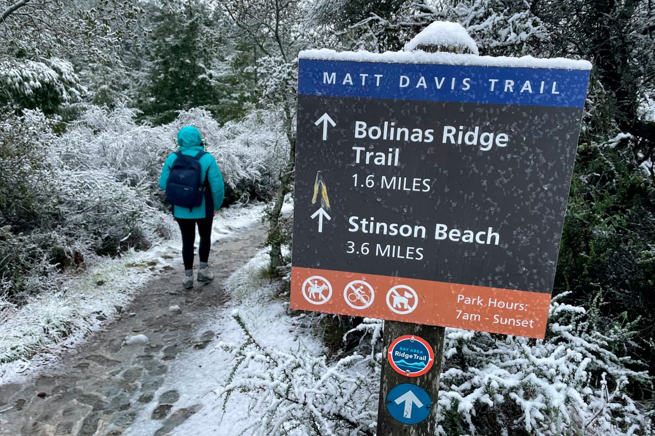 El Servicio Meteorológico Nacional reportó que la acumulación de nieve se dio principalmente en las zonas montañosas de la región, pero también en áreas más residenciales.