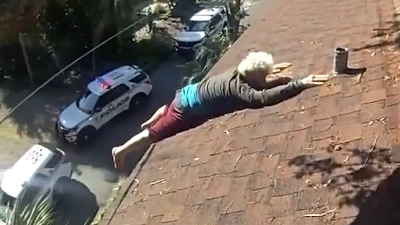 Adulto mayor quitaba hojas de su tejado, tropezó y quedó colgando del tercer piso: así fue rescatado