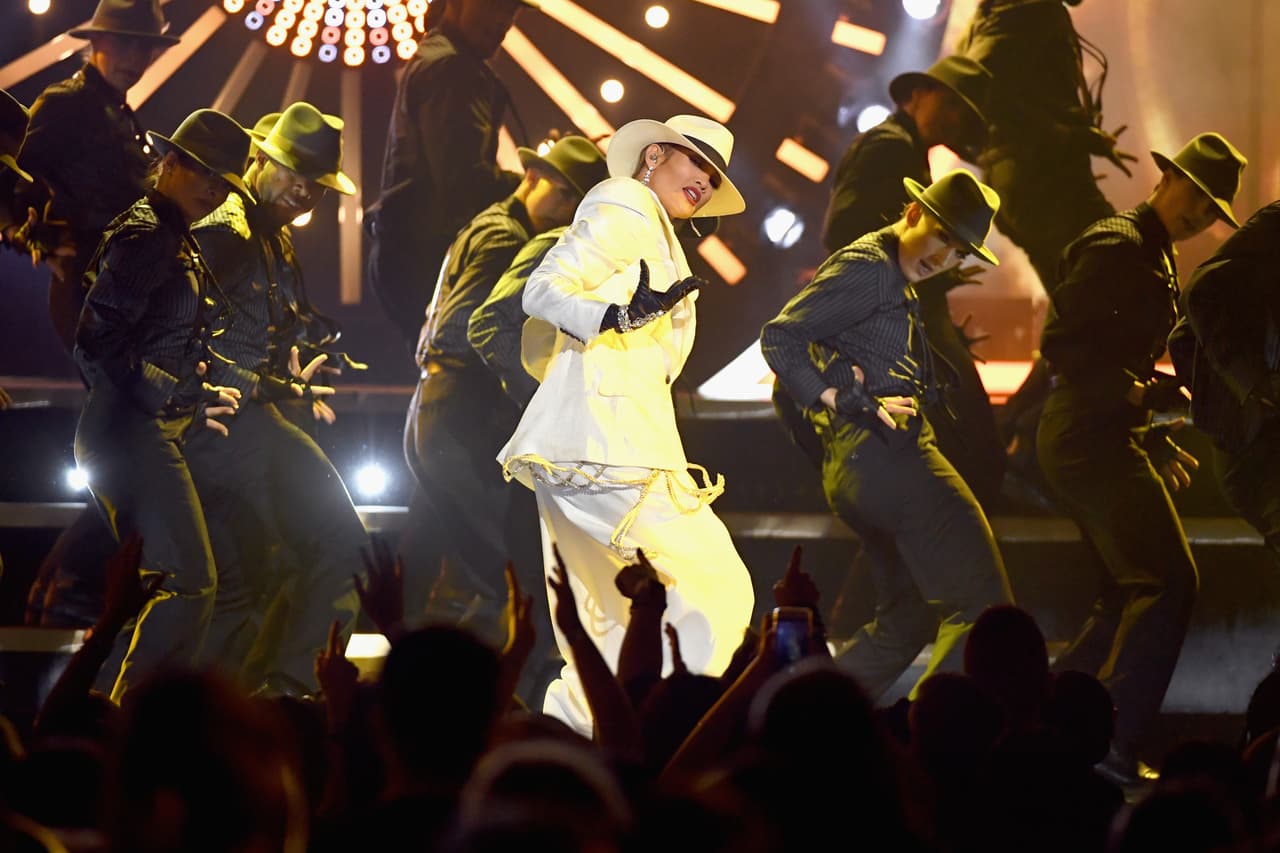 Acompañada por más de 20 bailarines, Jennifer López intentó dejar huellas en el evento.