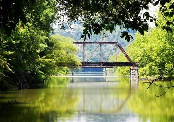 <b><a href="https://townofmurphync.com/for-residents/outdoors/murphy-river-walk">Número 9: Murphy River Walk</a></b>. Esta hermosa vía verde sigue el río Valley y el río Hiwassee que rodean el centro histórico de la ciudad de Murphy. El sendero para caminar de 4 millas incluye un bucle central en la confluencia de estos dos ríos en los remansos del lago Hiwassee.