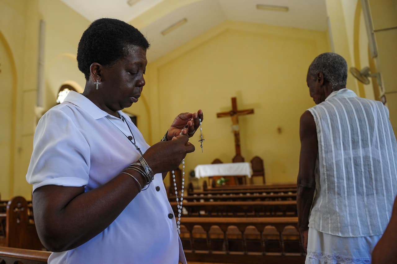 Los 15 misterios se dividen en tres: gozosos, que hablan del nacimiento e infancia de Jesús; los gloriosos que hablan de los milagros de Jesús en su vida adulta y los dolorosos, que hablan de la pasión y muerte de Jesús.