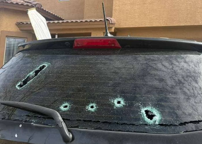 Uno de los cristales de esta camioneta, afuera de la casa de la familia, fue perforado por disparos.