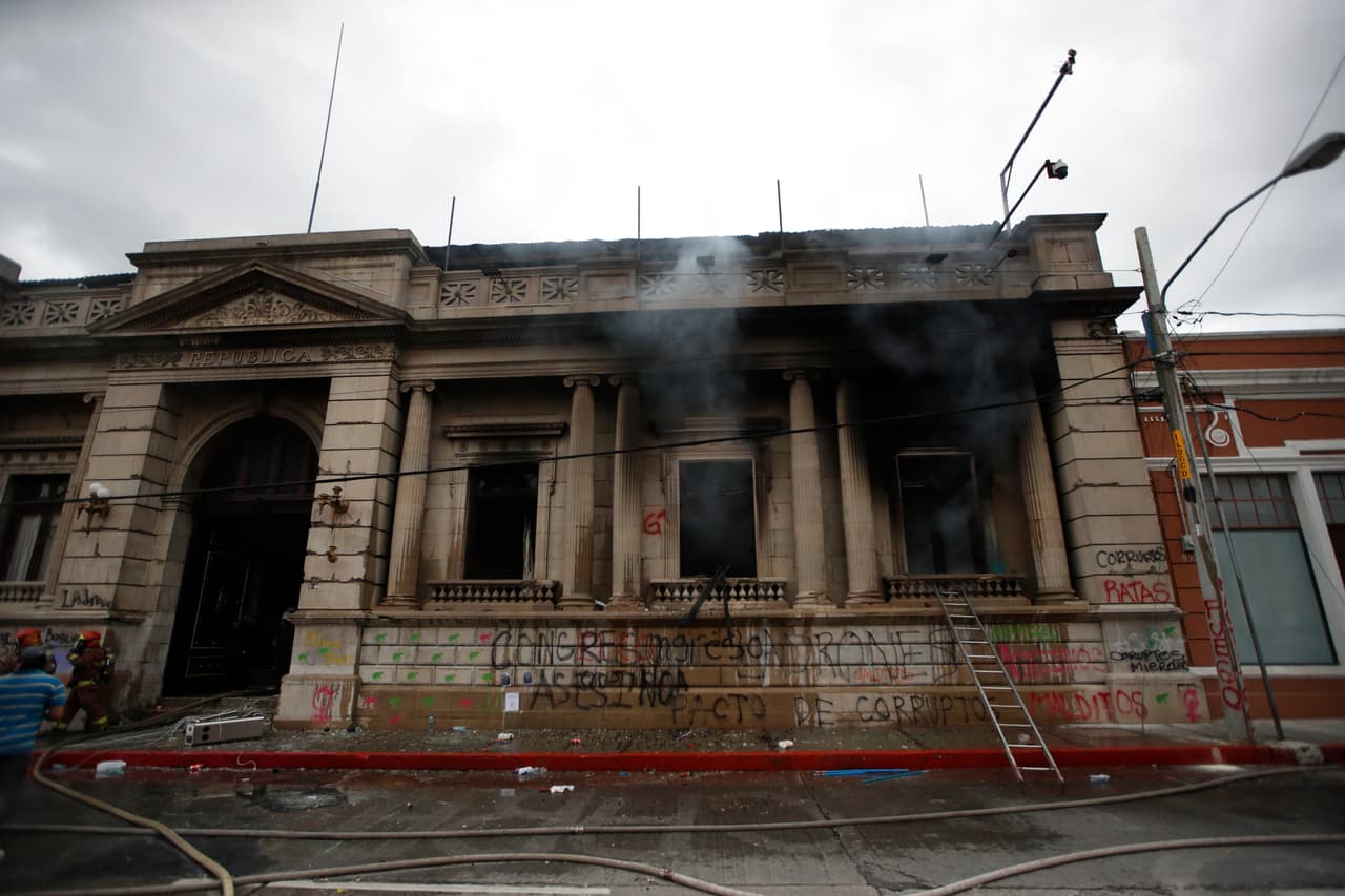 Así quedóuna parte de la sede del Congreso de Guatemala cuando sofocaron el fuego.