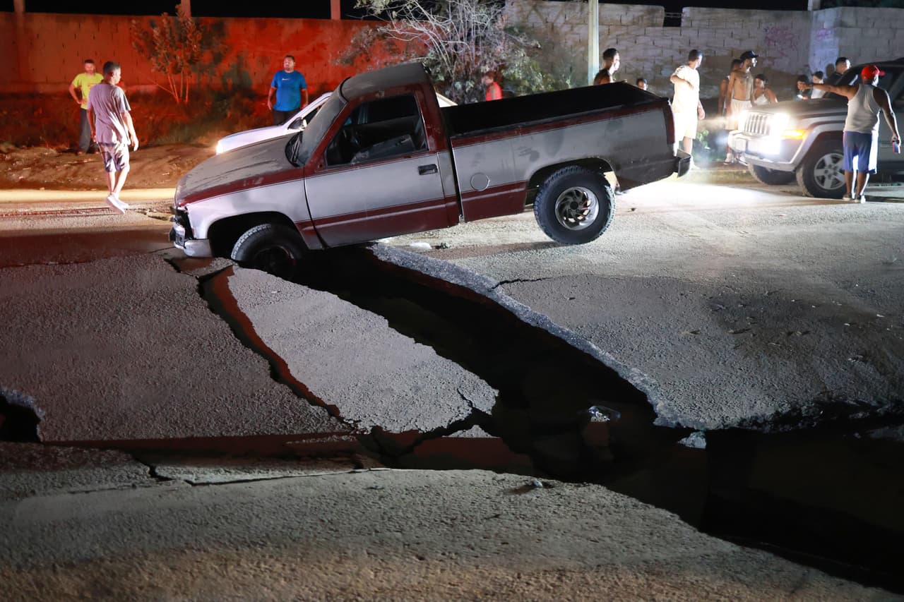 Un vehículo quedó atrapado en una grieta provocada por un terremoto en La Guaira, Venezuela, el jueves 25 de junio de 2026.