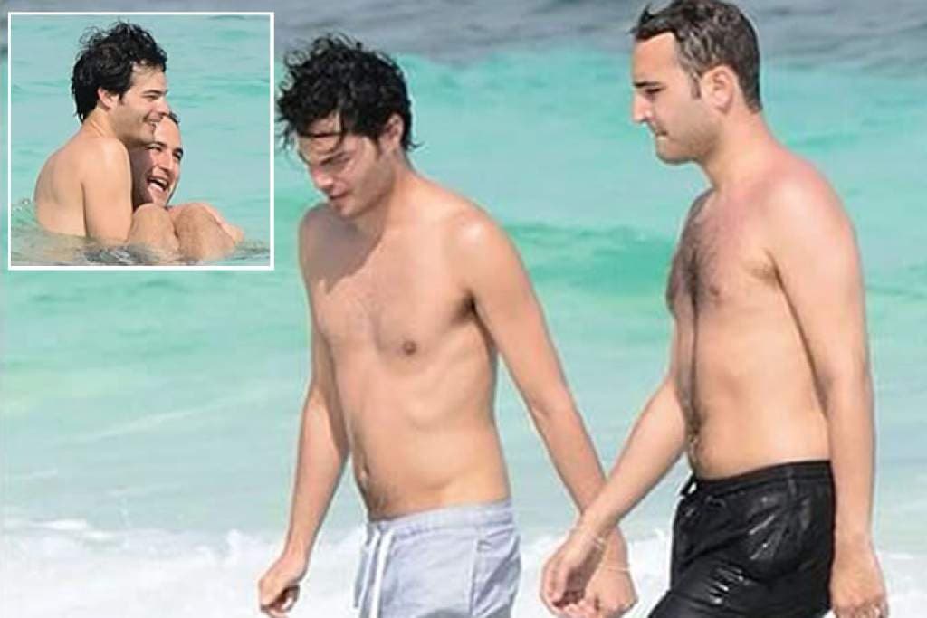 En 2014, una revista de espectáculos mexicana publicó varias fotos donde Jesús se vía en actitud cariñosa con un amigo en Cancún. Sin dar más detalles, el cantate dijo en su momento: "Las fotos son lo que son, ¿no?".