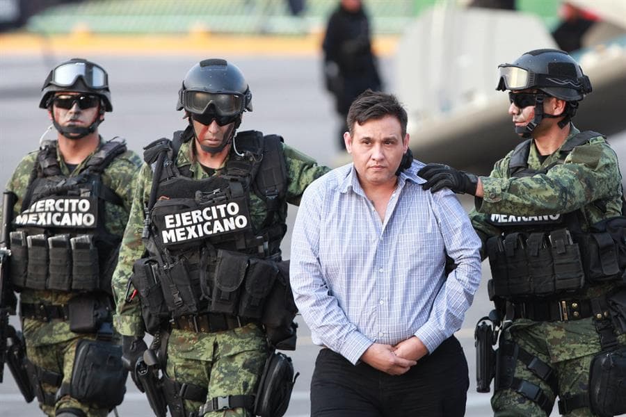 <b>Miguel Ángel Treviño Morales, el 'Z-40', y su hermano Omar Treviño Morales, el Z-42 (en la foto)</b>, líderes de la cruenta organización criminal 'Los Zetas', también pasaron por el Altiplano. Miguel Ángel fue arrestado en 2013 y las autoridades creen que su hermano Omar le sucedió en el liderazgo. Pero 
<a href="https://www.univision.com/noticias/noticias-de-mexico/omar-trevino-morales-el-z-42-es-ya-un-interno-mas-del-penal-del-altiplano">Omar luego fue arrestado también en 2015</a> y en julio de 2019 fue sentenciado a 18 años de prisión y aún le quedan juicios penales en proceso. Miguel Ángel fue trasladado luego a otra prisión. A Omar Treviño se le atribuyen secuestros, asesinatos, tráfico de drogas y masacres terribles como las de migrantes en Tamaulipas o 
<a href="https://www.univision.com/noticias/narcotrafico/en-que-esta-la-investigacion-de-la-masacre-de-allende">la de Allende, en Coahuila</a>.