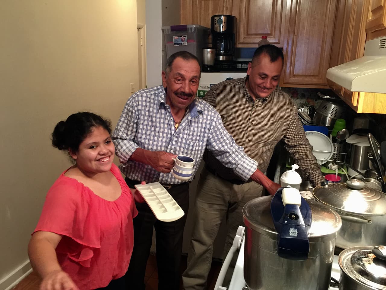Juan Carlos Torres con su hija y su padre José Felipe Torres en su departamento de Brooklyn.