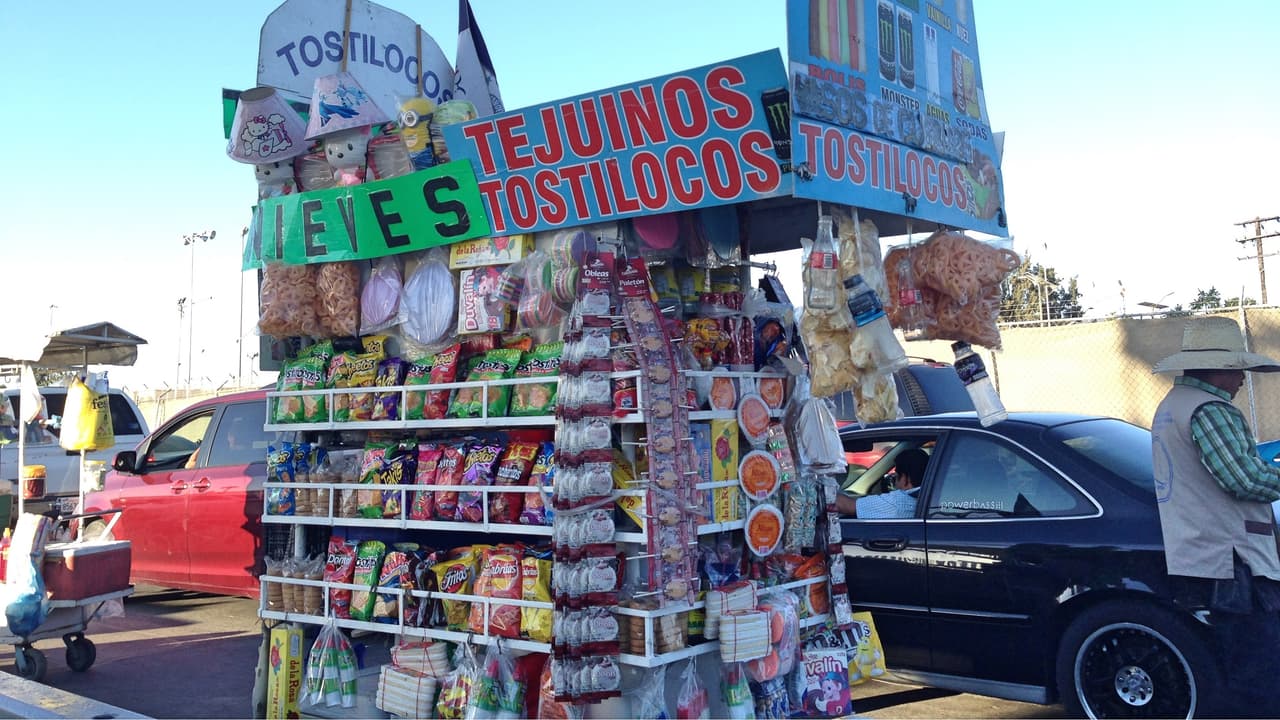 Un puesto de todo tipo de comida chatarra.