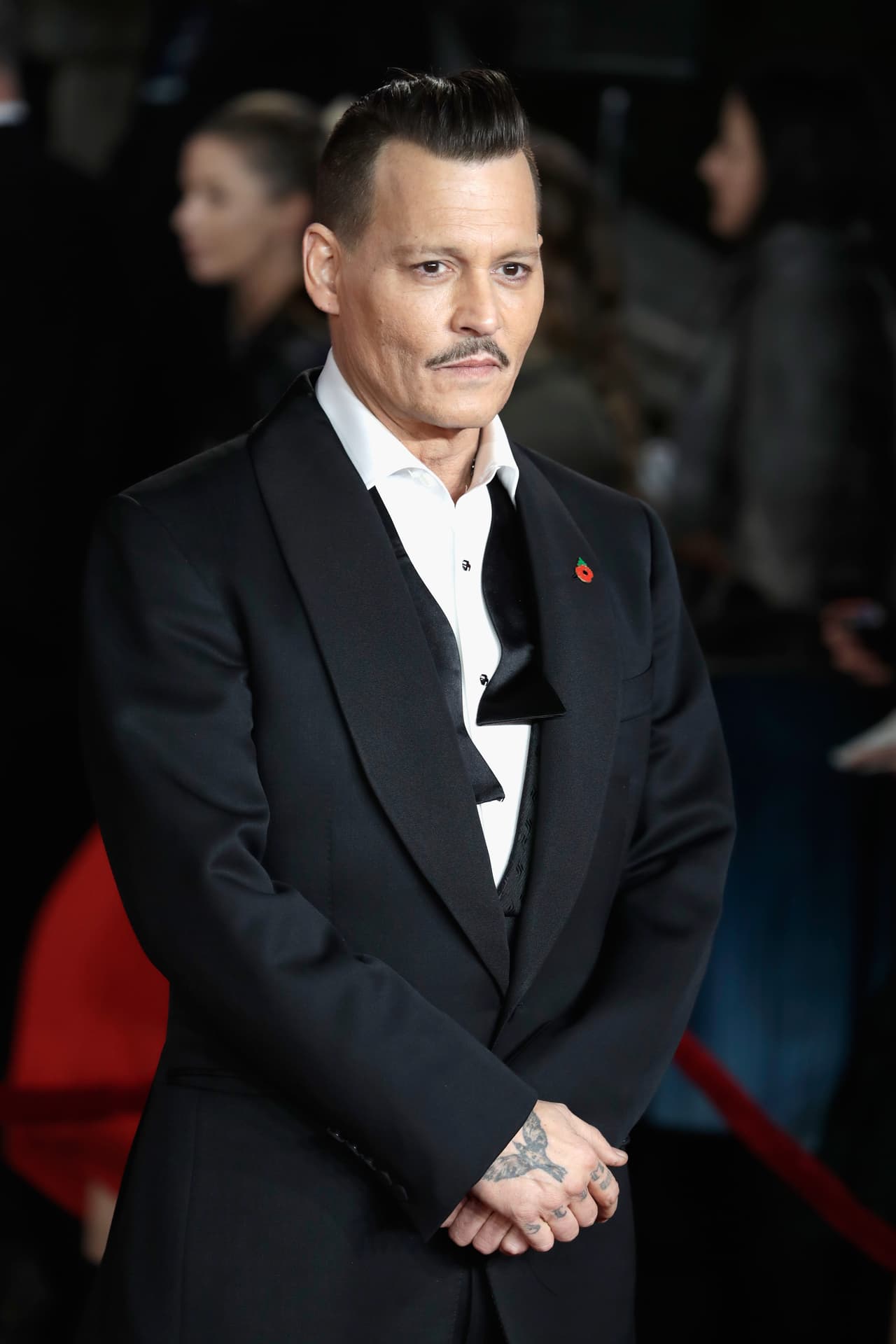 Johnny Depp tenía en sus nudillos un diseño que originalmente decía ‘Slim’, sobrenombre con el cual el actor llamaba a su exesposa Amber Heard. 
<br>