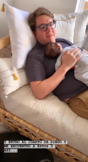 Andrea sorprendió a su esposo recostado mientras Diego tomaba una siesta y lo publicó en sus 'stories'. Alejandro mencionó en el video lo cansado que se sentía en ese momento, pero le confirmó a Andrea que ama ser papá.