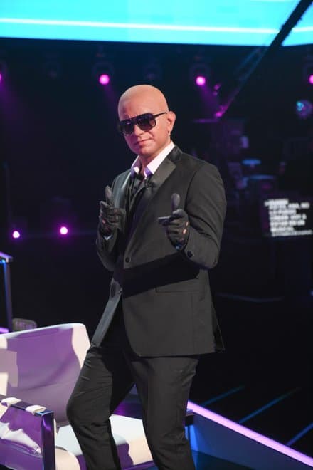 Después de su ovacionada caracterización, 'El Randomizer' le asignó a Pitbull, un artista que lo hizo salir de su zona de confort y poner a todos a bailar al ritmo del género urbano con el tema 'El Taxi'.