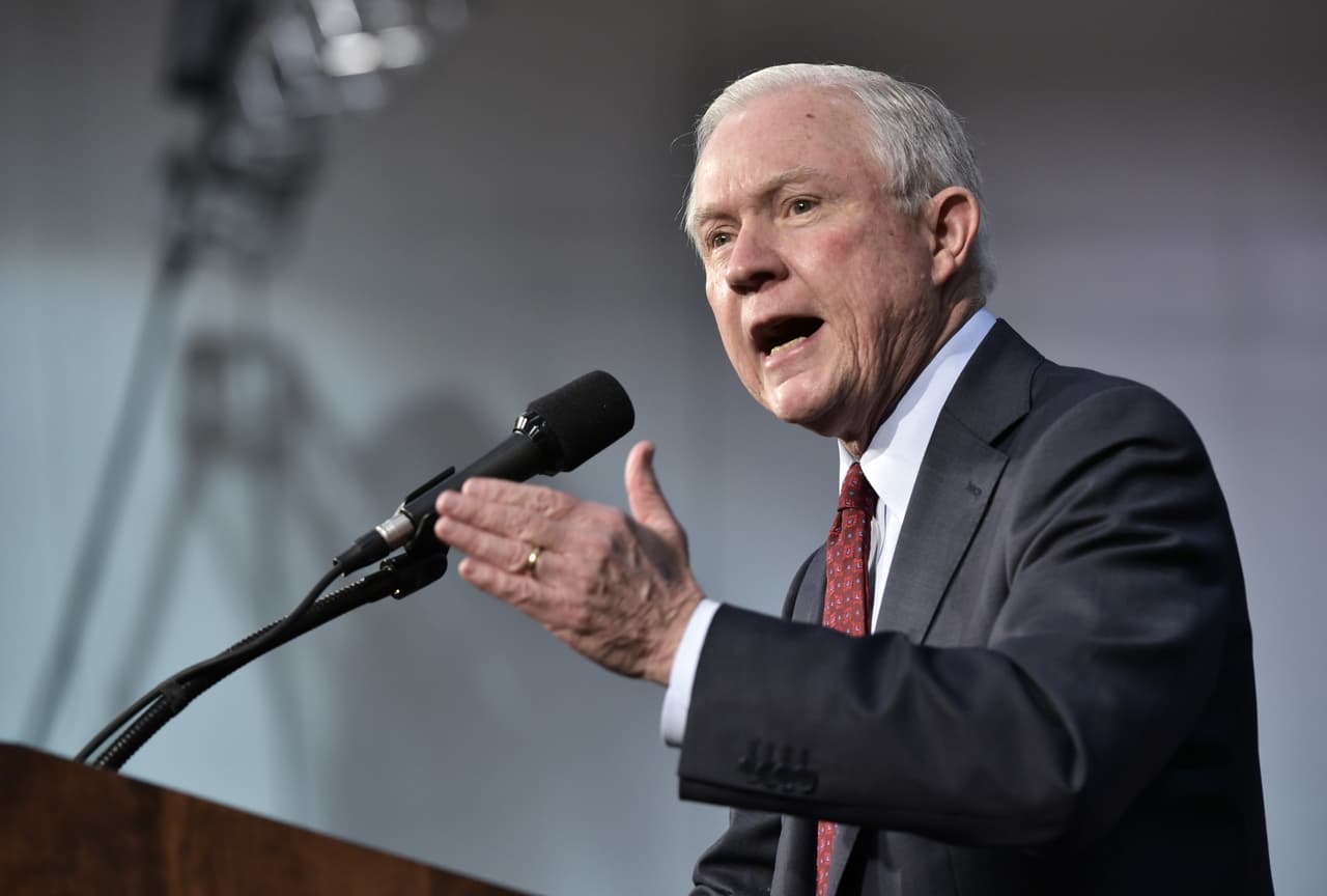 Cinco formas en las que el senador Jeff Sessions podría atacar a los inmigrantes como Fiscal General